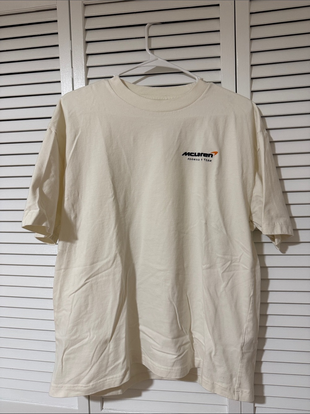 McLaren F1 Embroidered Men's Short-Sleeve Cream Logo Tee with Graphic on Back